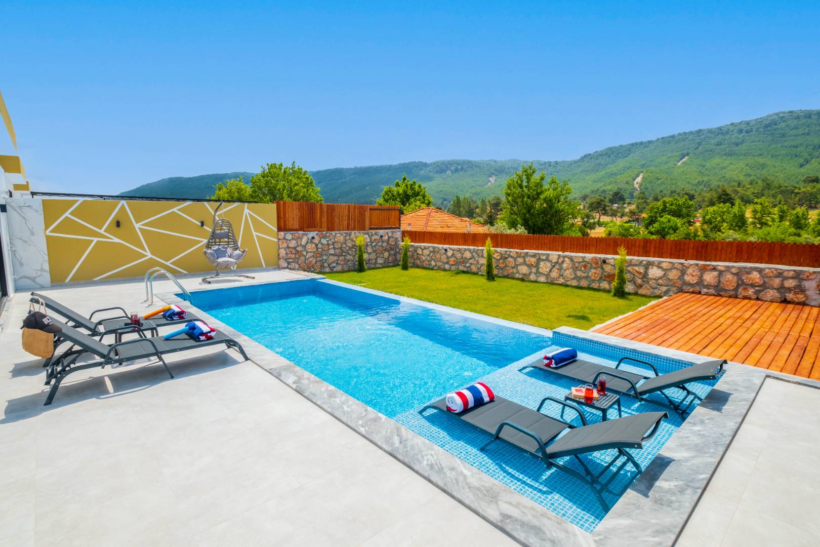 Kaş Sarıbelen'de Özel Havuzlu, Jakuzili, Modern Tasarımlı Kiralık Villa