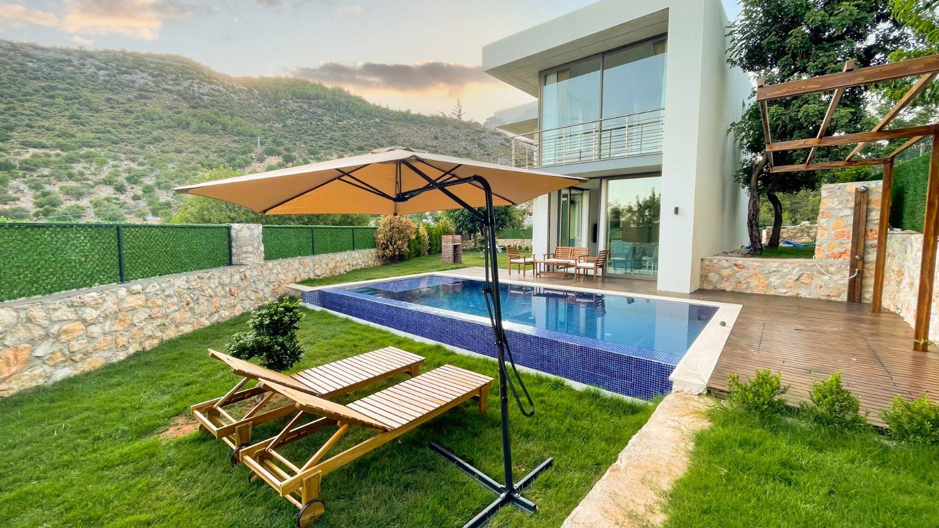 Antalya Finike'de Doğa İçerisinde, Korunaklı Özel Havuzlu, Kiralık Şık Villa