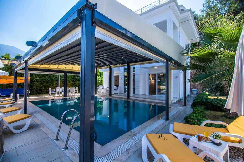 Fethiye Ölüdeniz'de Modern Mimarili, Havuzu Açılıp Kapanabilen, 4+1 Konforlu Villa