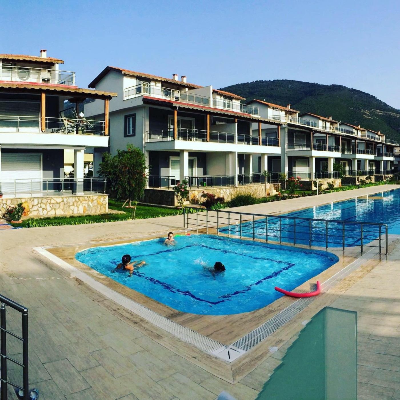 Kuşadası Güzelçamlı'da Ortak Havuzlu, 8 Kişilik, Tripleks Villa