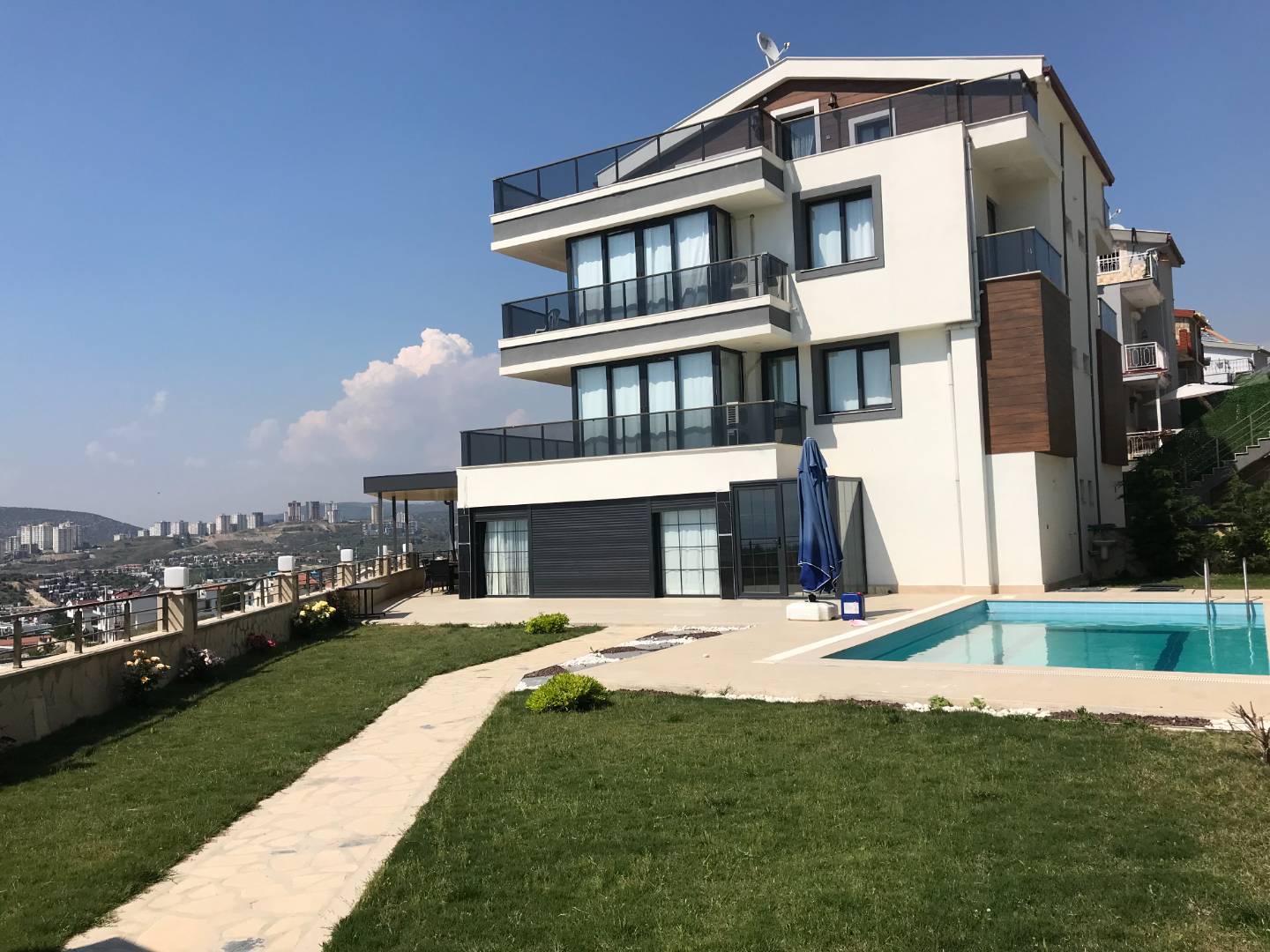 Kuşadası Karaova'da Geniş Ailelere Uygun, Özel Havuzlu, 5+1 Ultra Lüks Villa