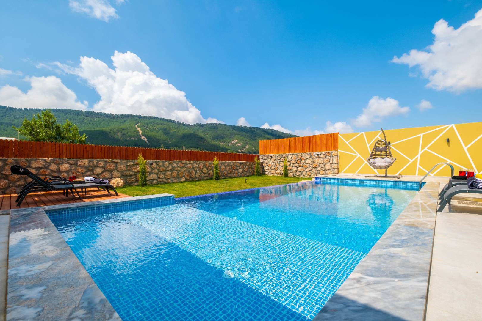 Kalkan Sarıbelen'de Eşsiz Doğa Manzaralı, Özel Havuzlu, Korunaklı, 6 Kişilik Kiralık Villa