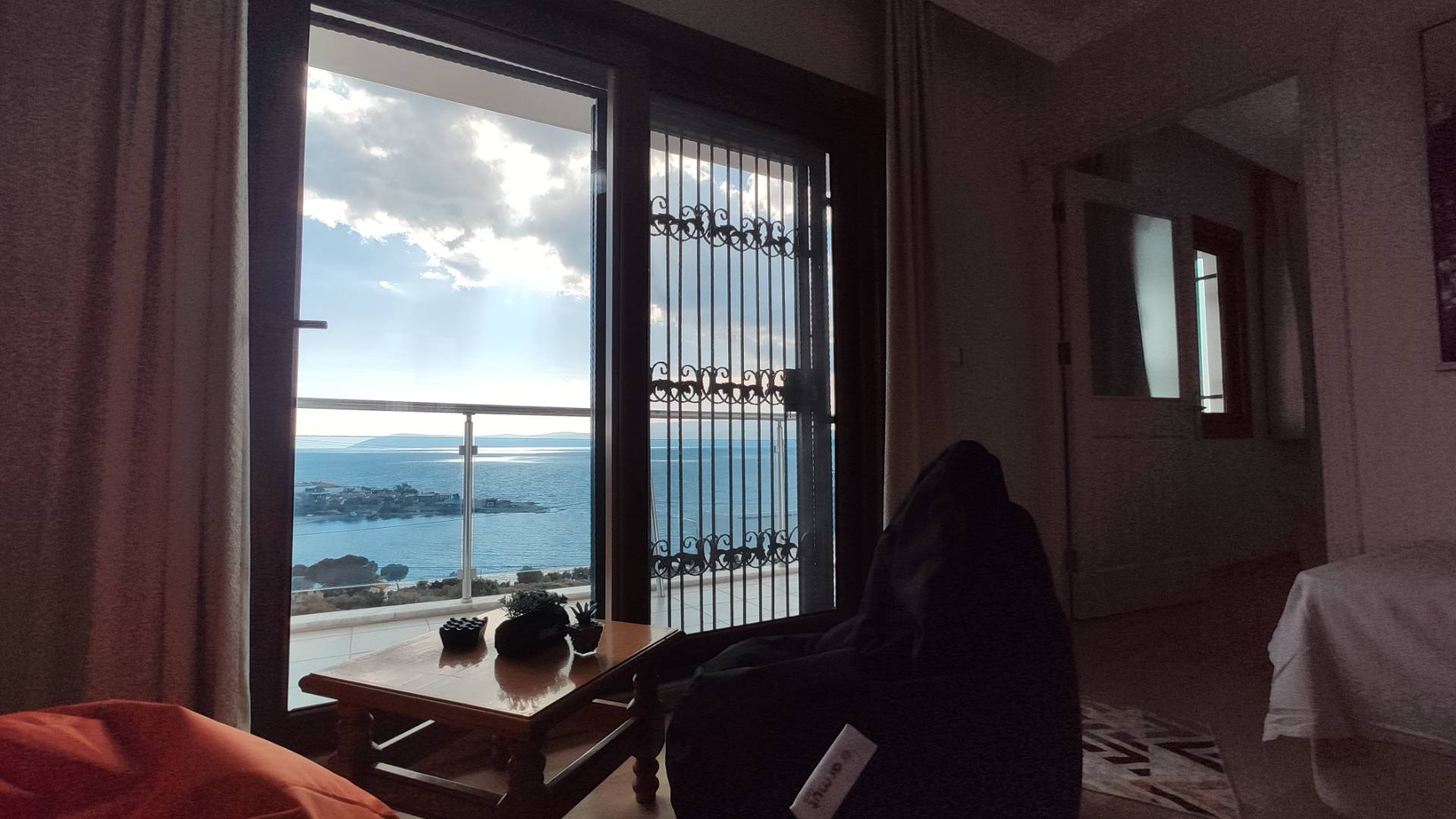 Sığacık Akkum’da Eşsiz Deniz Manzaralı, 3 Katlı, Kiralık Lüks Villa