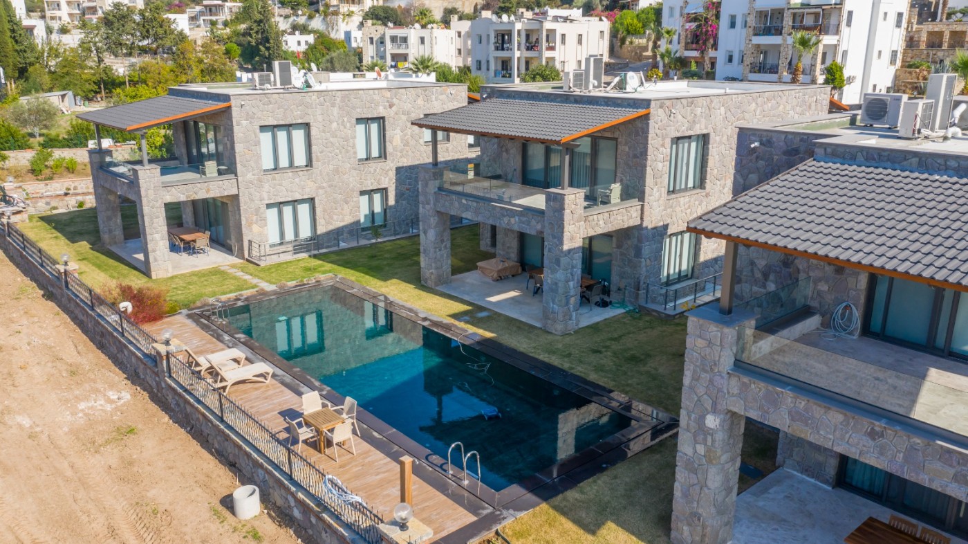 Bodrum Bitez'de Plaja 50 Metre, Ortak Havuzlu, Şömineli Şık Tripleks Villa