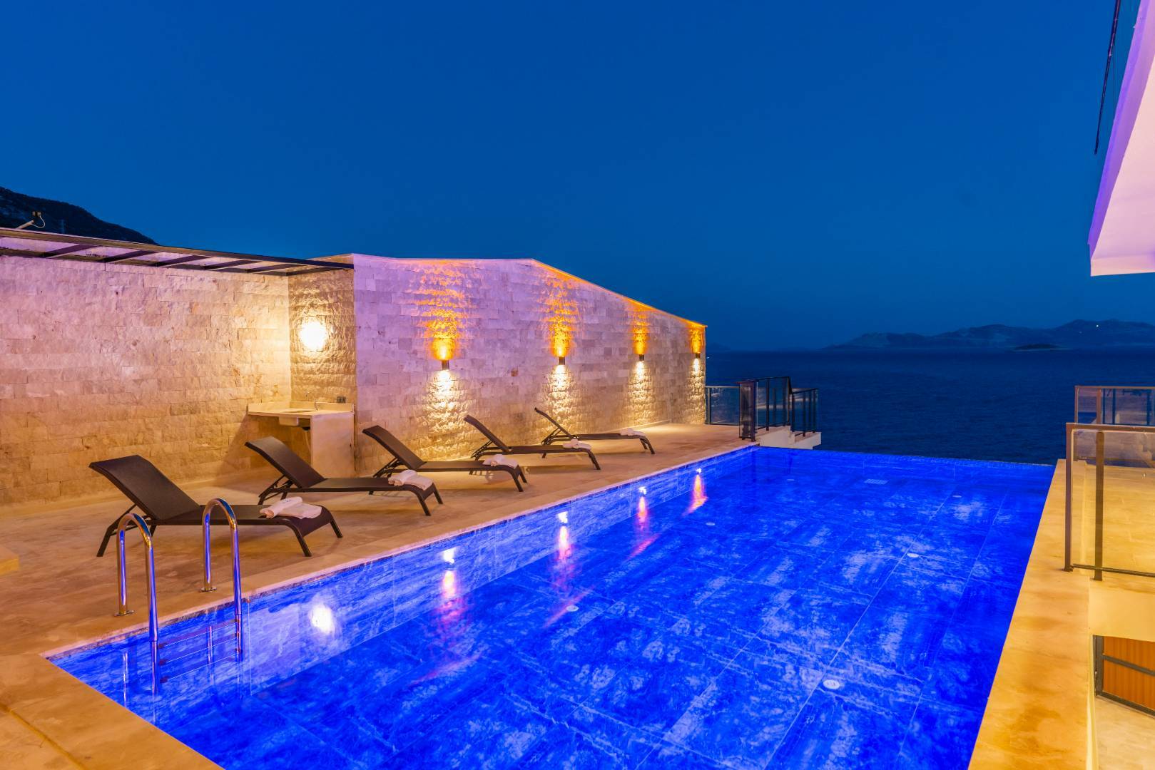 Kaş Kalkan'da Kaputaş Plajına yakın Enfes Deniz Manzaralı, Özel Havuzlu, Modern Tasarımlı Lüks Villa