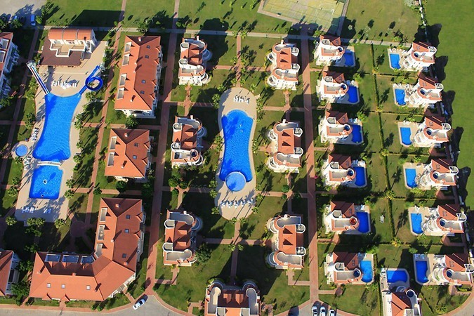Serik Kadriye'de Elverişli Konumda, Ortak Havuzlu, Tripleks Kiralık Villa