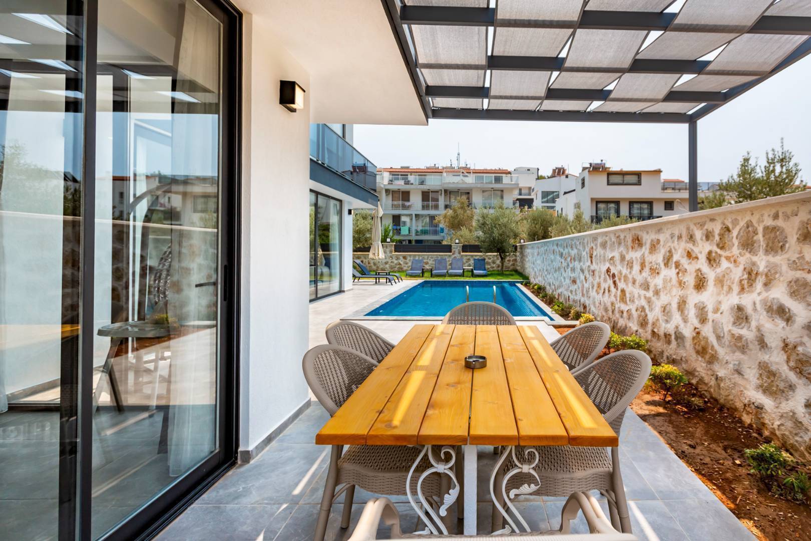 Kalkan Kalamar'da Plaja Yakın Konumda, Özel Havuzlu, Modern Villa