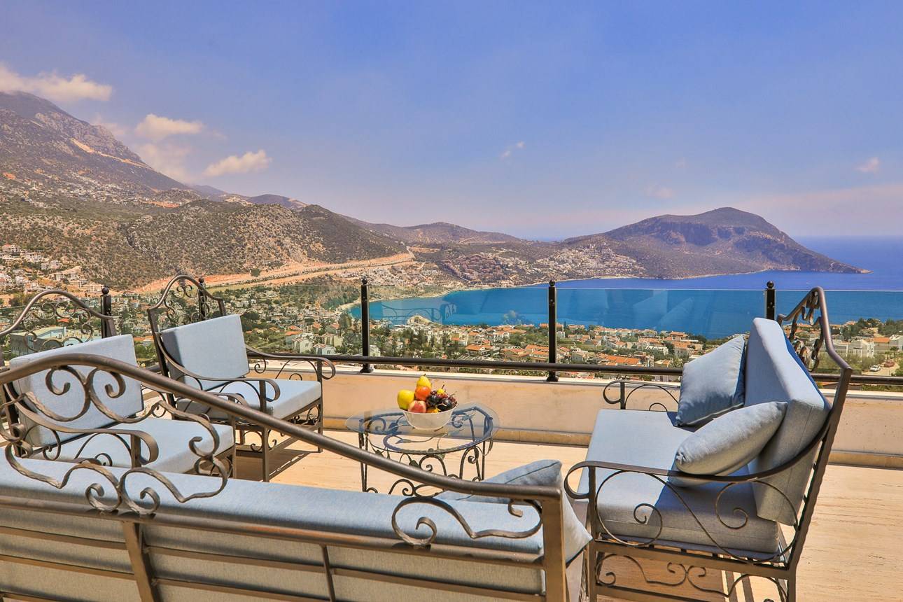 Kaş Kalkan'da Deniz Manzaralı, Özel Havuzlu, Geniş Ailelere Uygun Kiralık Villa