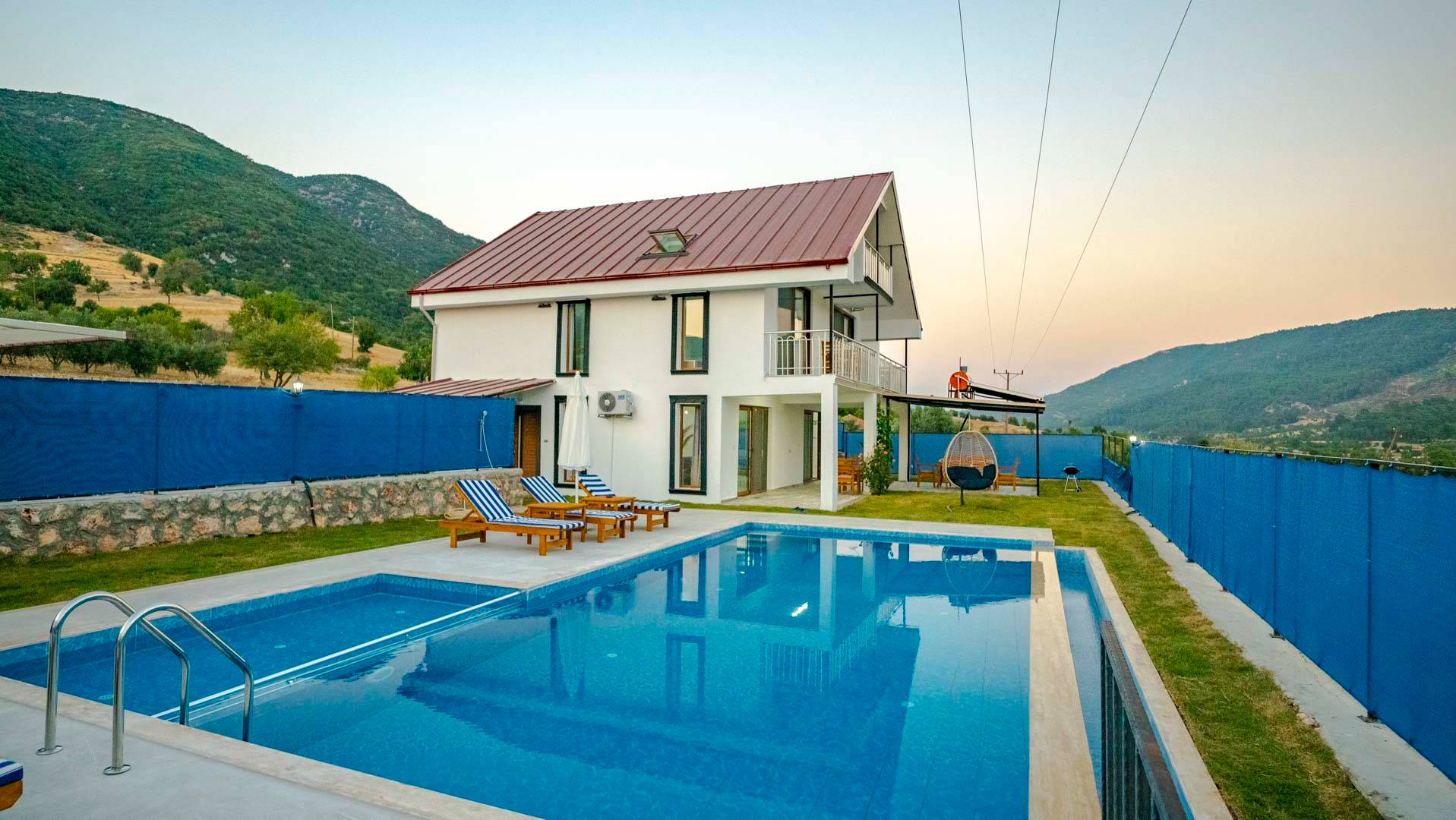 Kaş Sarıbelen'de Geniş Ailelere Uygun, Özel Havuzlu, Yazlık Bahçeli Villa