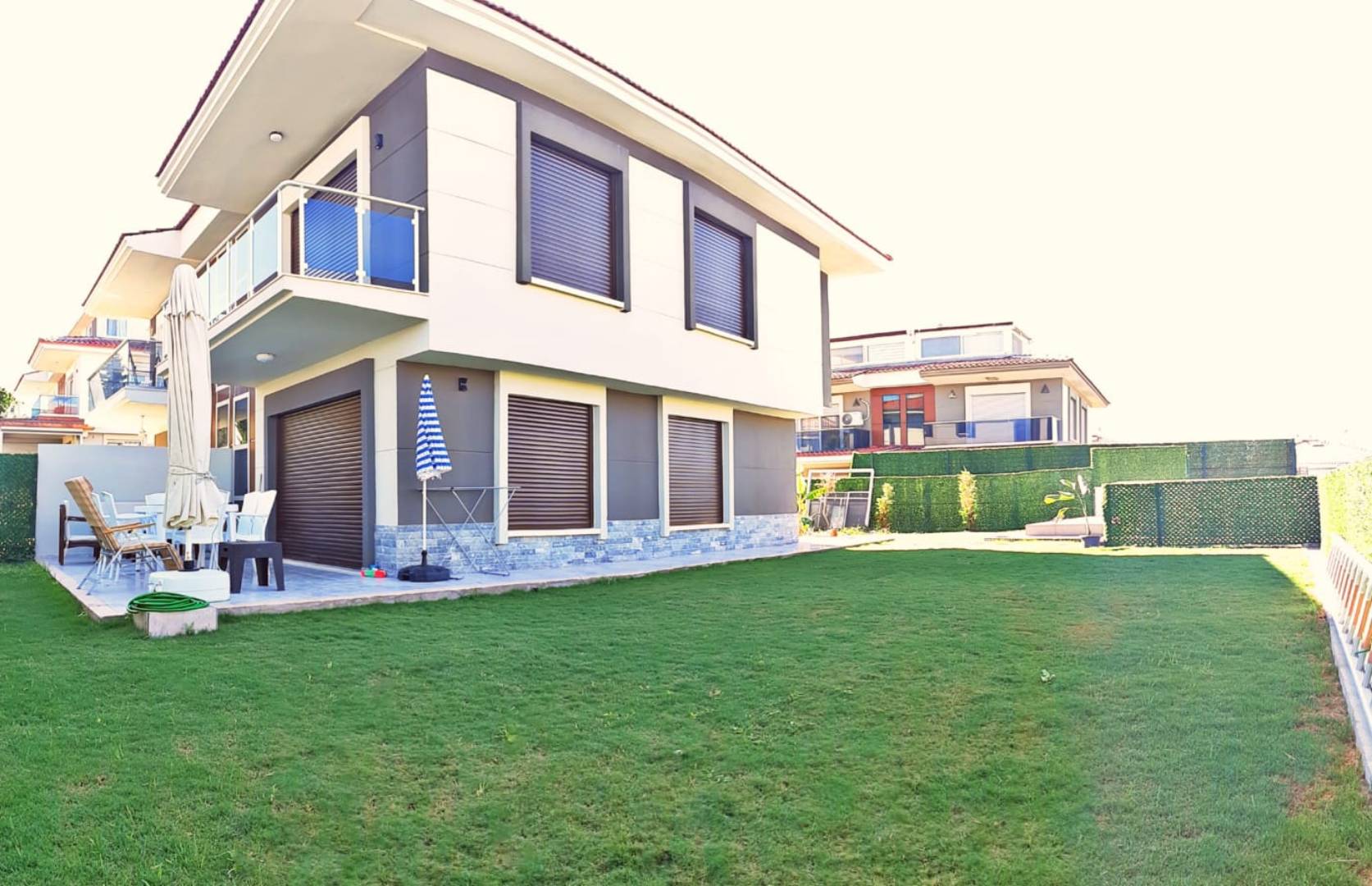 Çeşme Şifne'de Denize Yakın Konumda, Modern Tasarımlı, Kiralık Villa