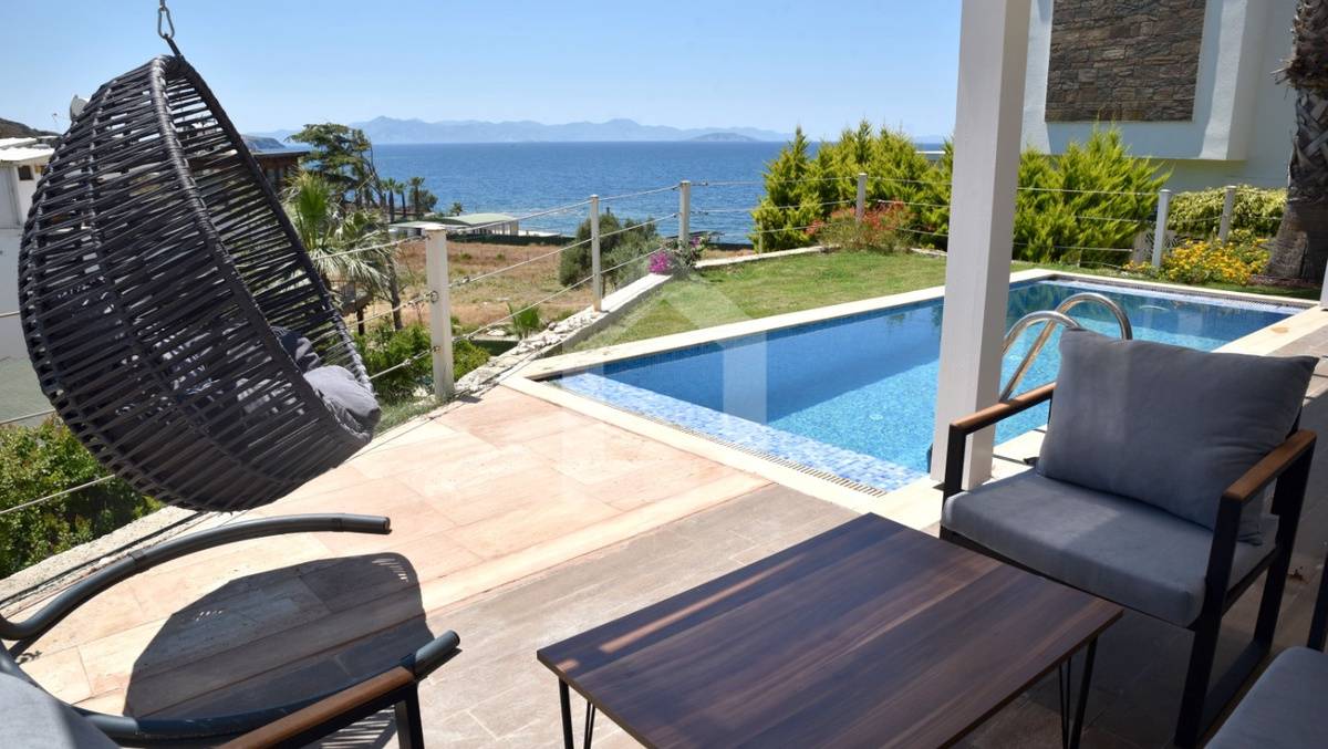 Bodrum Gümüşlük'te Deniz Manzaralı, Özel Havuzlu, Modern Kiralık Villa