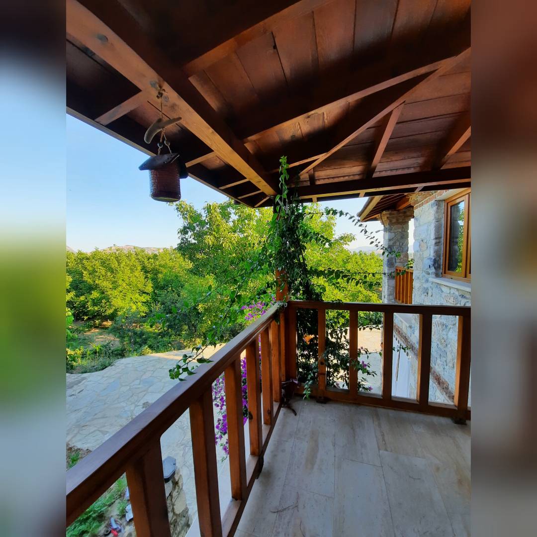 İzmir Selçuk'ta Yeşillikler İçinde, Özel Havuzlu, Müstakil Taş Villa