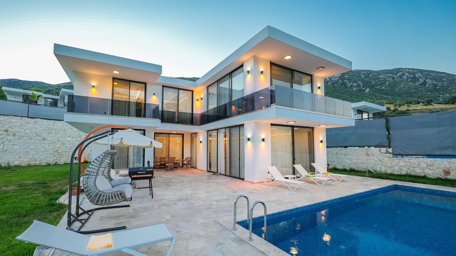 Kaş Sarıbelen'de Eşsiz Manzaralı, Özel Havuzlu,3+1 Kiralık Villa