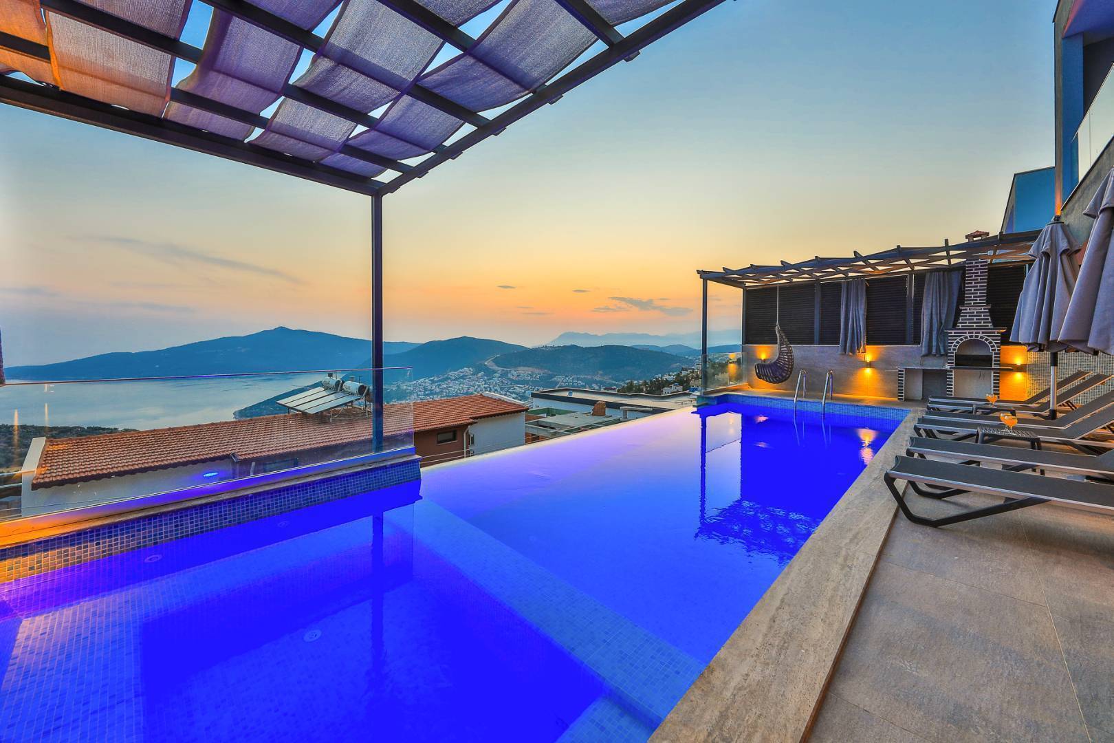 Kaş Kalkan'da Modern Tasarıma Sahip, Özel Havuzlu, Deniz Manzaralı Villa