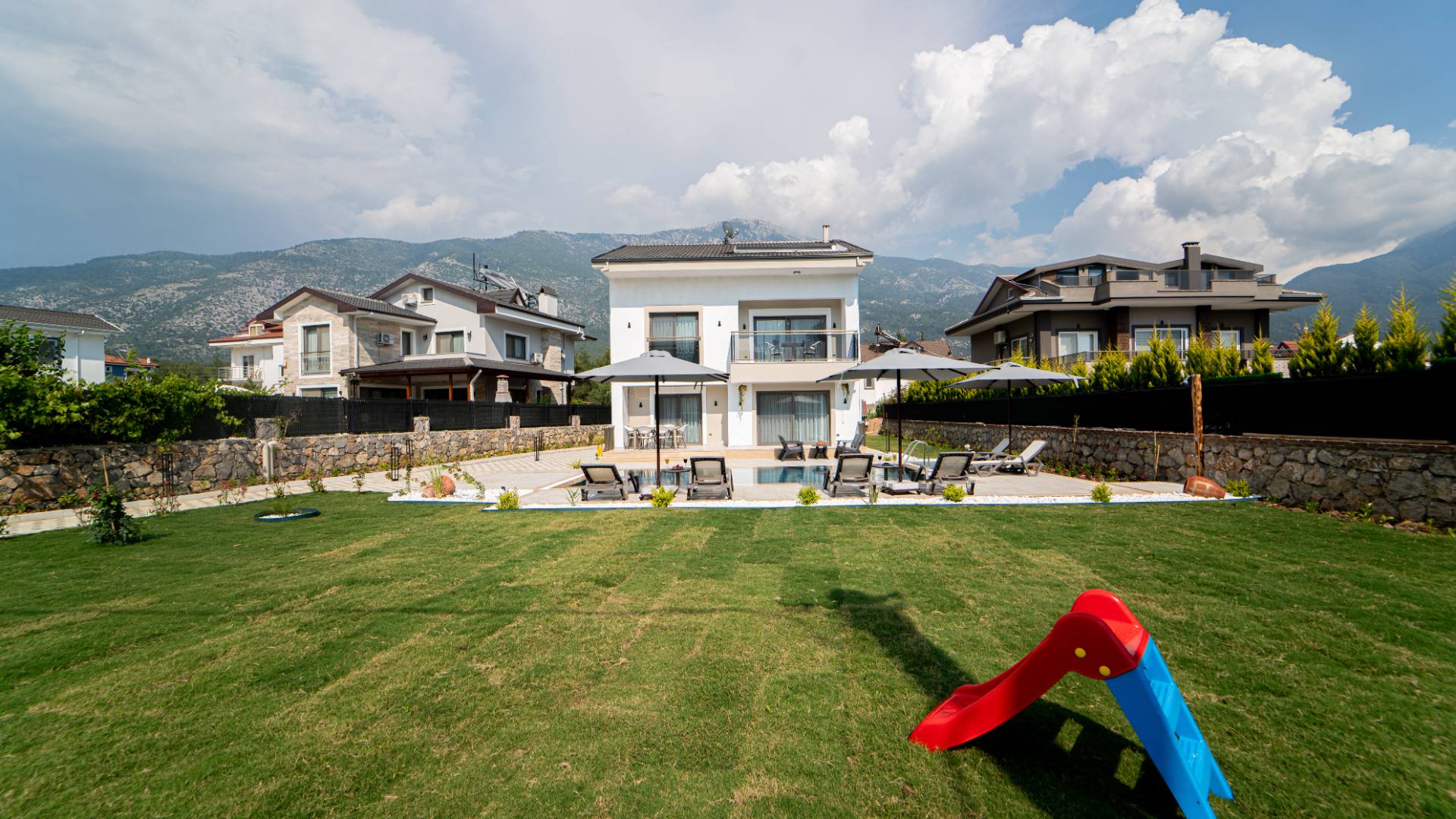 Ölüdeniz Ovacık'ta Modern Tasarımlı, Özel Havuzlu, Geniş Kapasiteli Villa