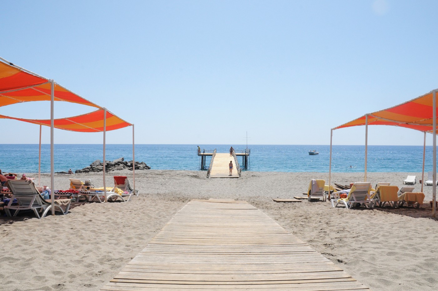 Alanya'da Özel Plajlı, Ortak Havuzlu, 2+1 Kiralık Daire