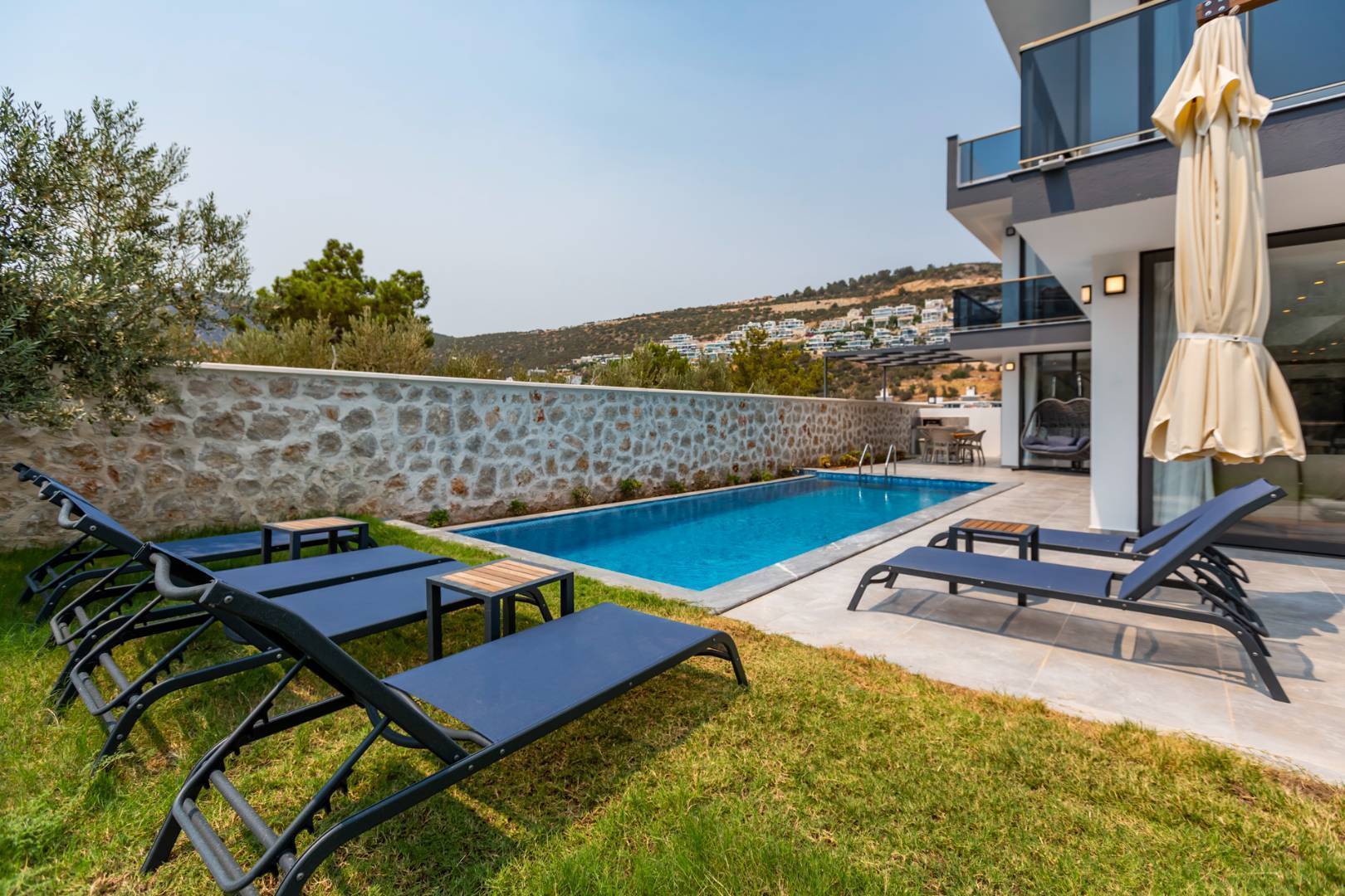 Kalkan Kalamar'da Plaja Yakın Konumda, Özel Havuzlu, Modern Villa