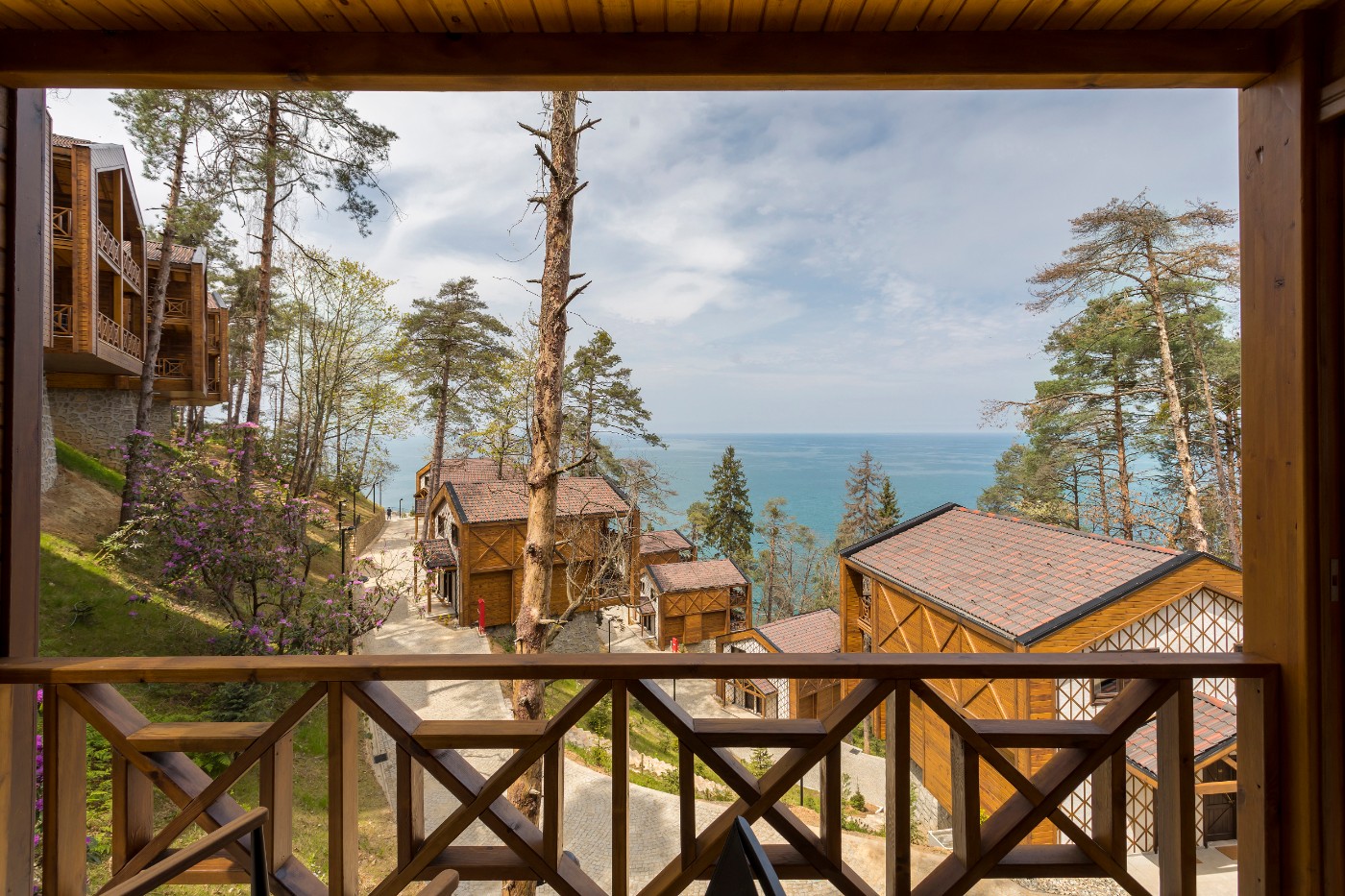 Trabzon Sürmene'de Mavi ile Yeşilin Birleştiği Doğa Harikası Alanda, Şık Mimarili Kiralık Ev