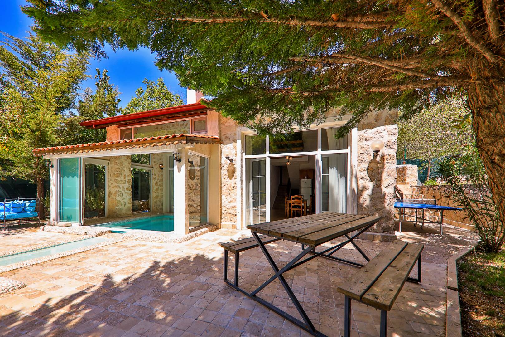 Kaş Sarıbelen'de Doğa Manzaralı, Isıtmalı Havuzlu, Jakuzili Kiralık Villa