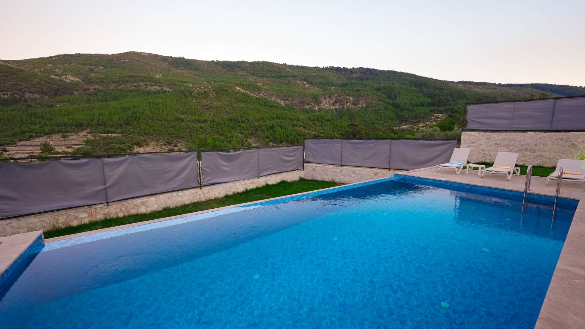 Kaş Sarıbelen'de Doğa İçerisinde, 6 Kişilik, Modern Mimarili, Kiralık Villa