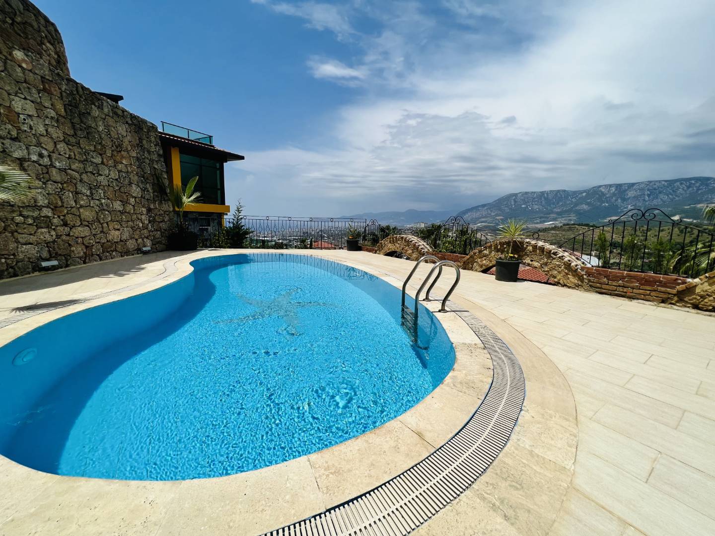 Alanya'da Doğa İçerisinde, Modern Tasarımlı, Özel Havuzlu, Kiralık Villa