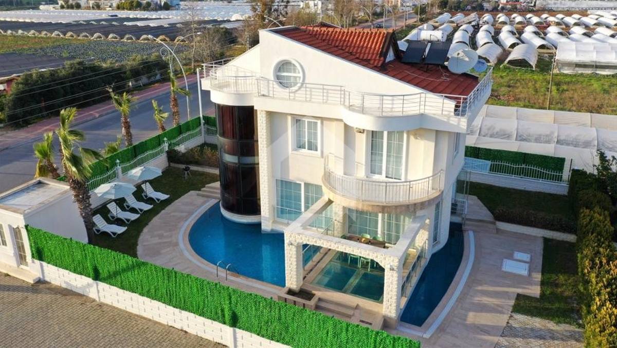 Antalya Kadriye'de Geniş Bahçeli, Özel Havuzlu, Jakuzili, 3+1 Kiralık Villa