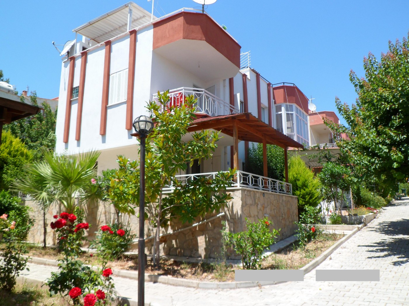 Kuşadası'nda Plaja ve Merkeze Yakın Mesafede, Kiralık Tripleks Villa