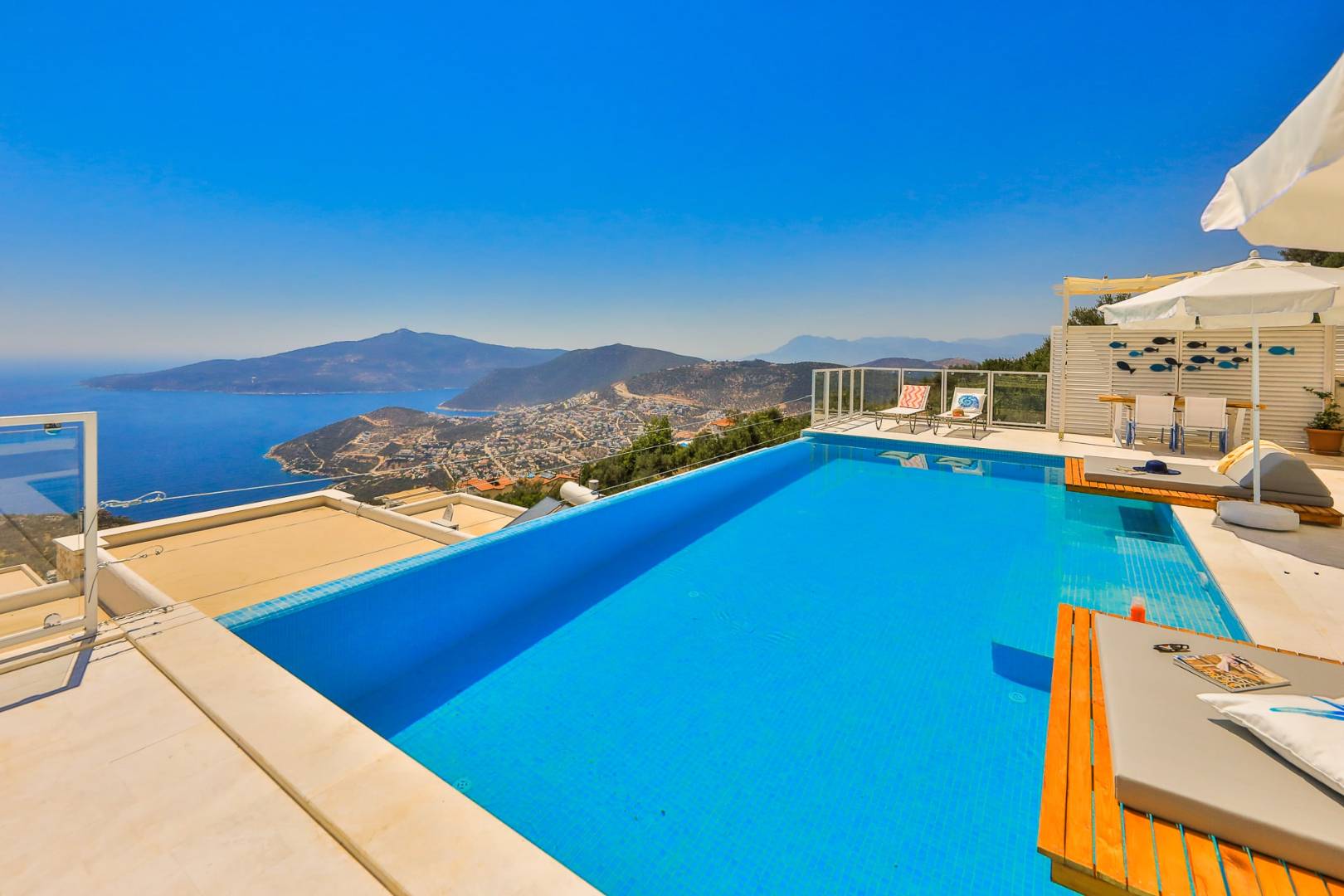 Kalkan Kördere'de Muhteşem Deniz ve Doğa Manzaralı, Sonsuzluk Havuzlu, Kiralık Modern Villa