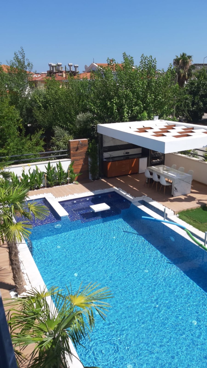 Kemer Çamyuva'da Şık Tasarımlı, Isıtmalı Özel Havuzlu, Bahçeli Villa