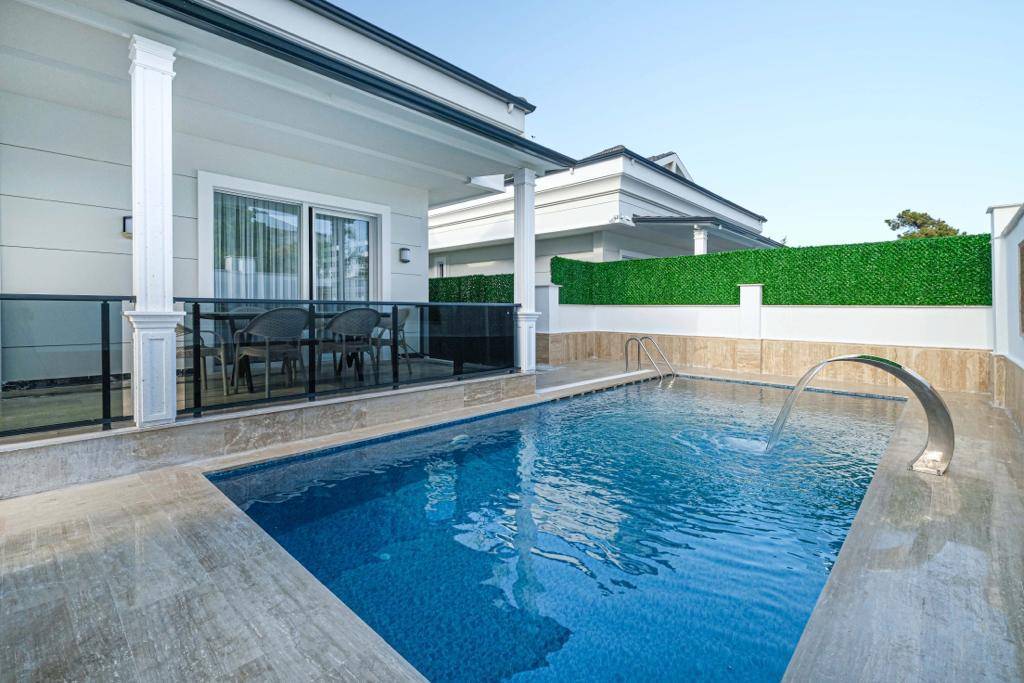 Kemer'de Modern Tasarımlı, Özel Havuzlu, 8 Kişilik Lüks Villa
