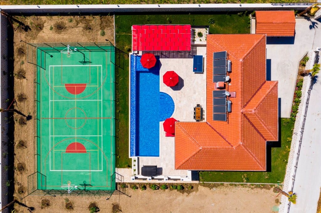 Bezirgan'da Hamam ve Saunalı, Özel Havuzlu, Basketbol Sahası, Özenle Dekore Edilmiş Kiralık Villa