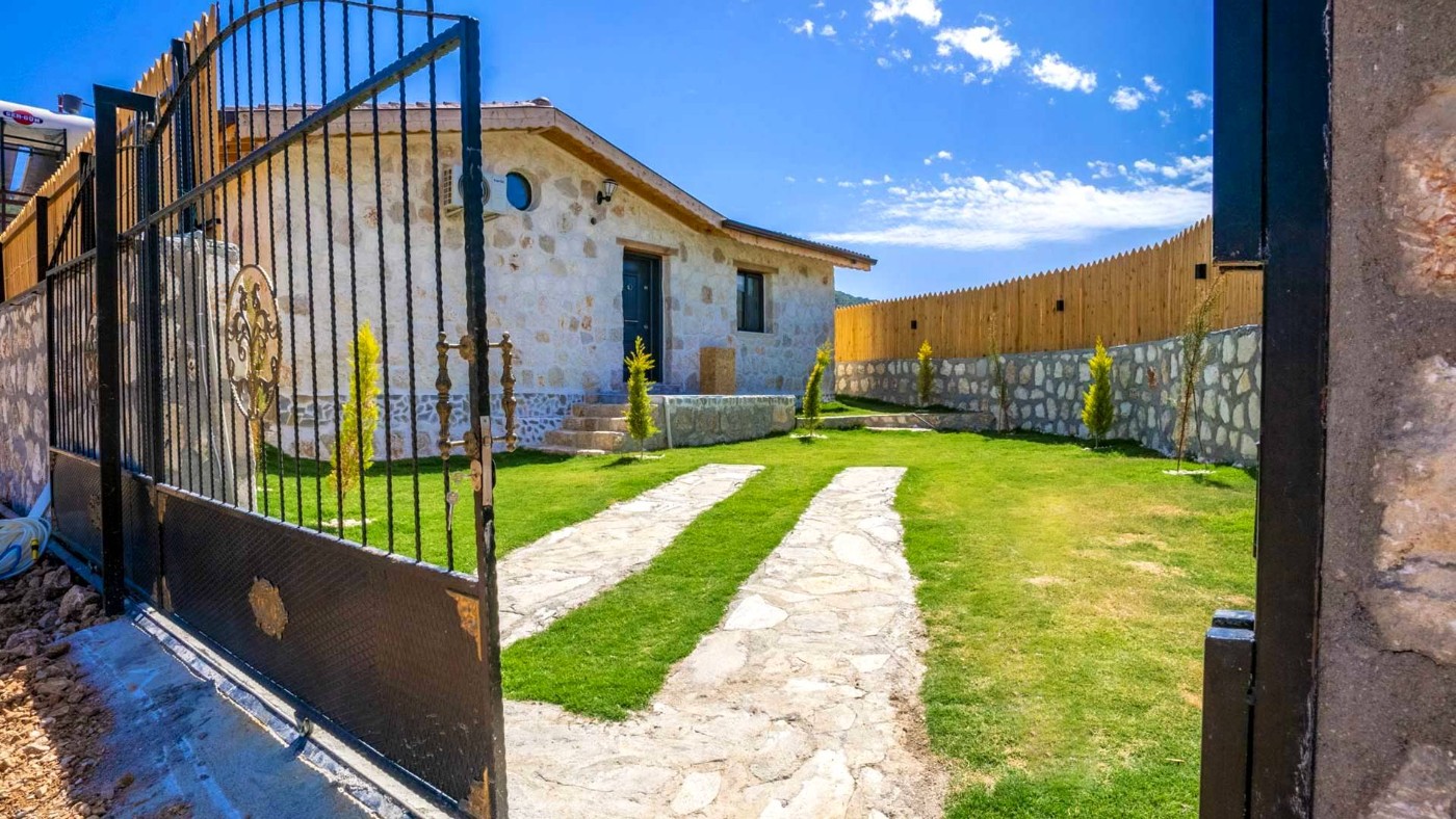 Kalkan Sarıbelen'de Geniş Bahçeli, Muhafazakar Özel Havuzlu, 4 Kişilik Villa