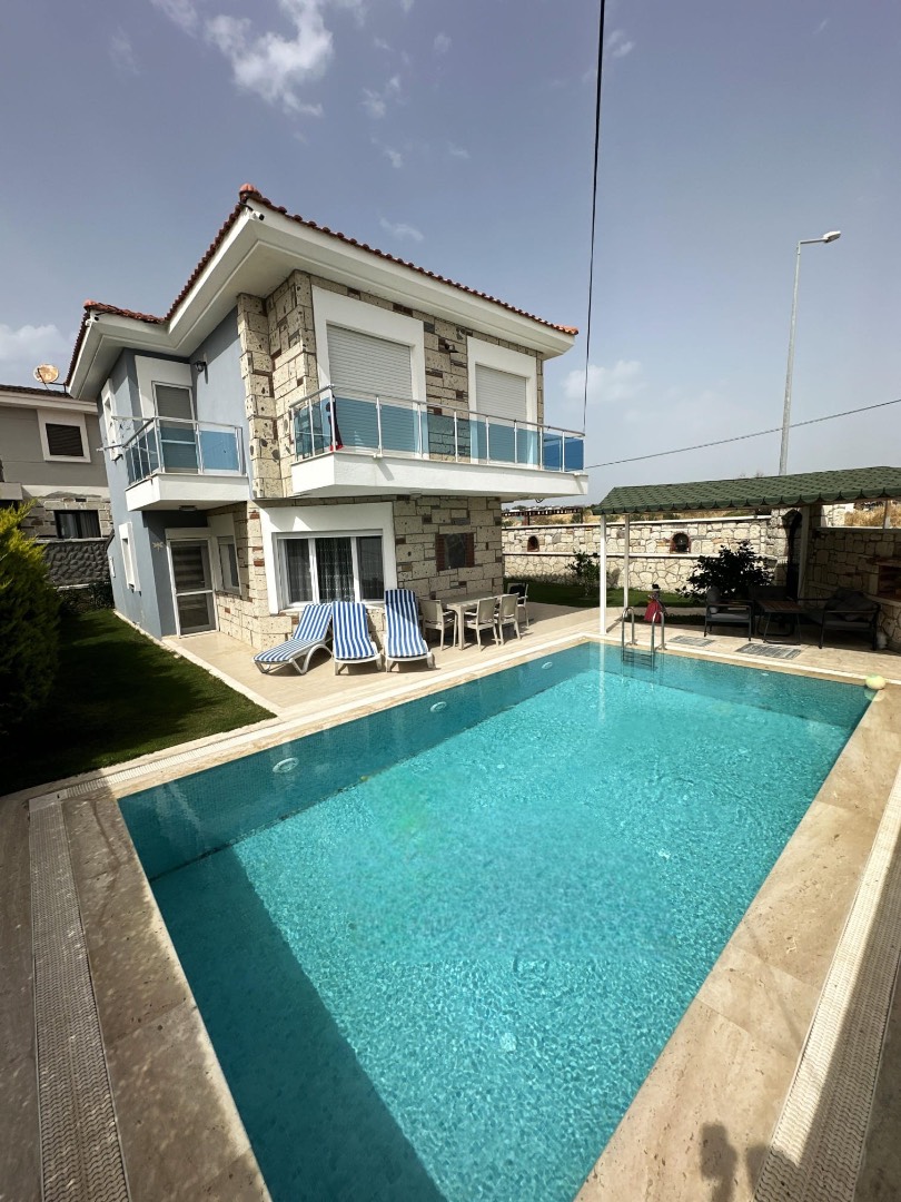 İzmir Çeşme'de Sakin Konumda, Özel Havuzlu, 6 Kişilik, Modern Villa