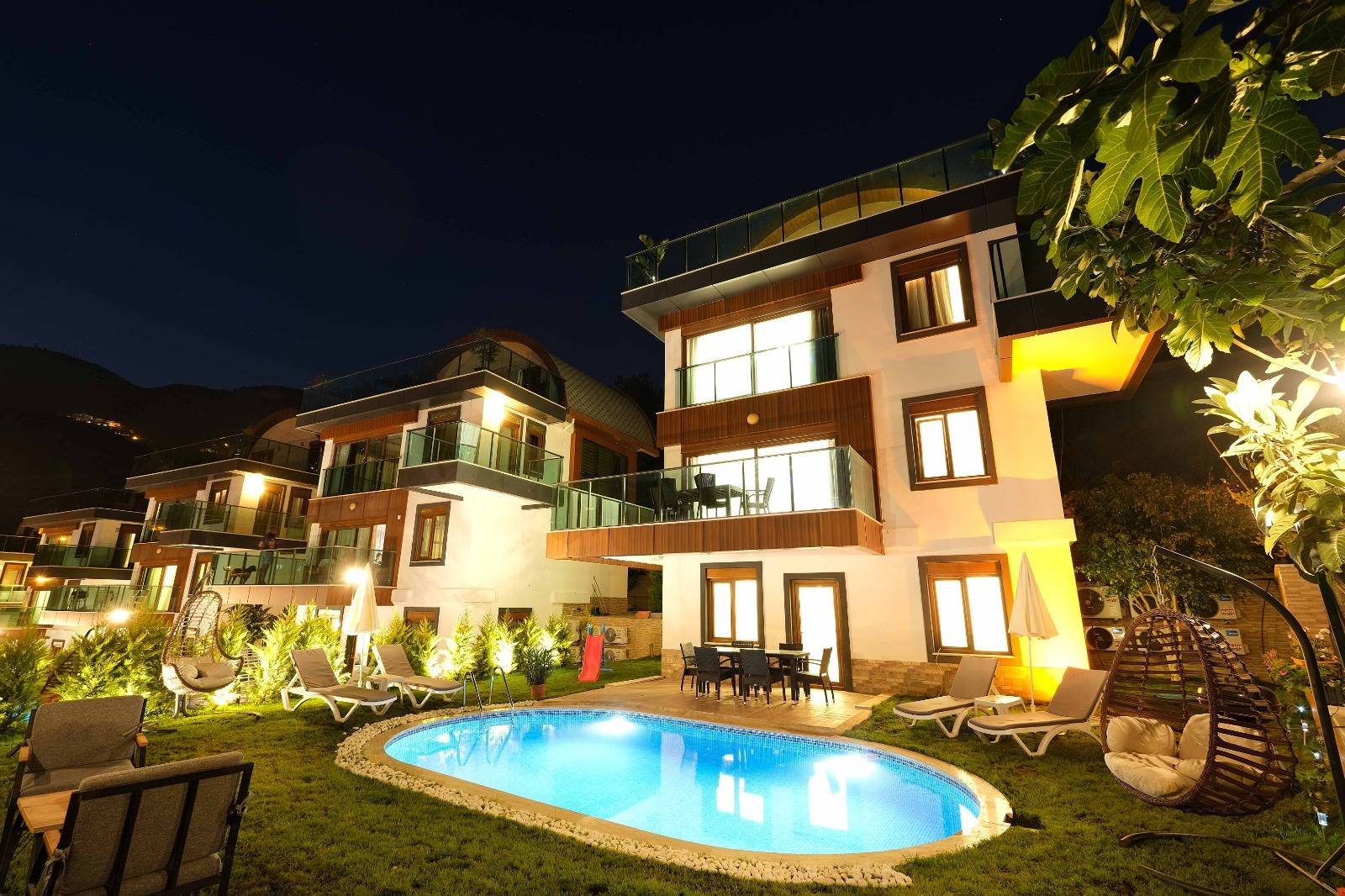 Antalya Alanya'da Muhteşem Deniz Manzaralı, Özel Havuzlu, 12 Kişilik Villa