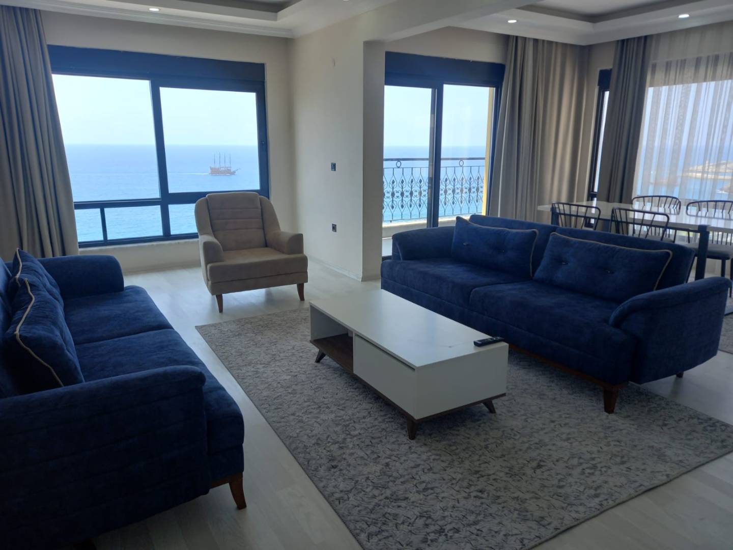 Alanya'da Denize Sıfır, Merkezi Konumda, Modern Tasarımlı, 2+1, Kiralık Daire