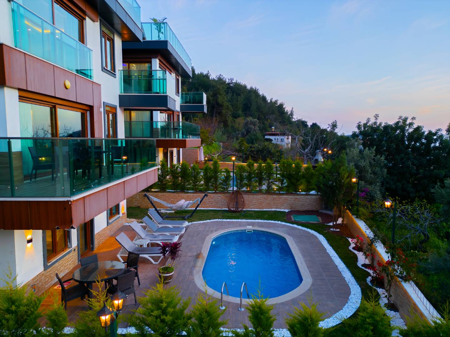 Antalya Alanya'da Merkezi Konumda, Deniz Manzaralı, Özel Havuzlu, Lüks Villa