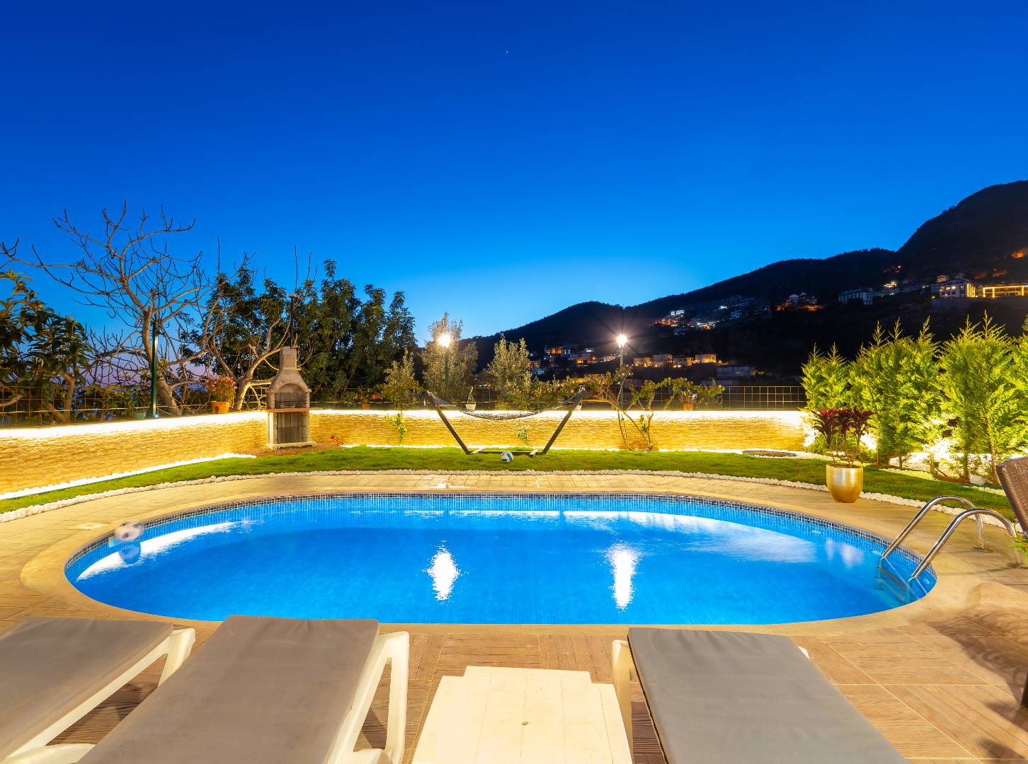 Antalya Alanya'da Yeşillikler İle Dolu Doğada, Özel Havuzlu, Modern Tasarımlı Villa