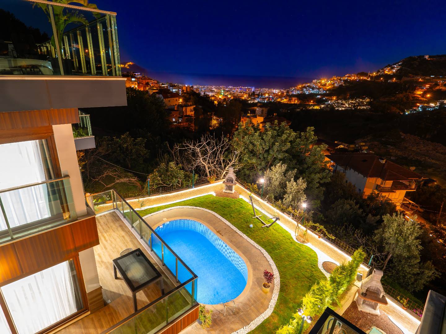 Antalya Alanya'da Yeşillikler İle Dolu Doğada, Özel Havuzlu, Modern Tasarımlı Villa