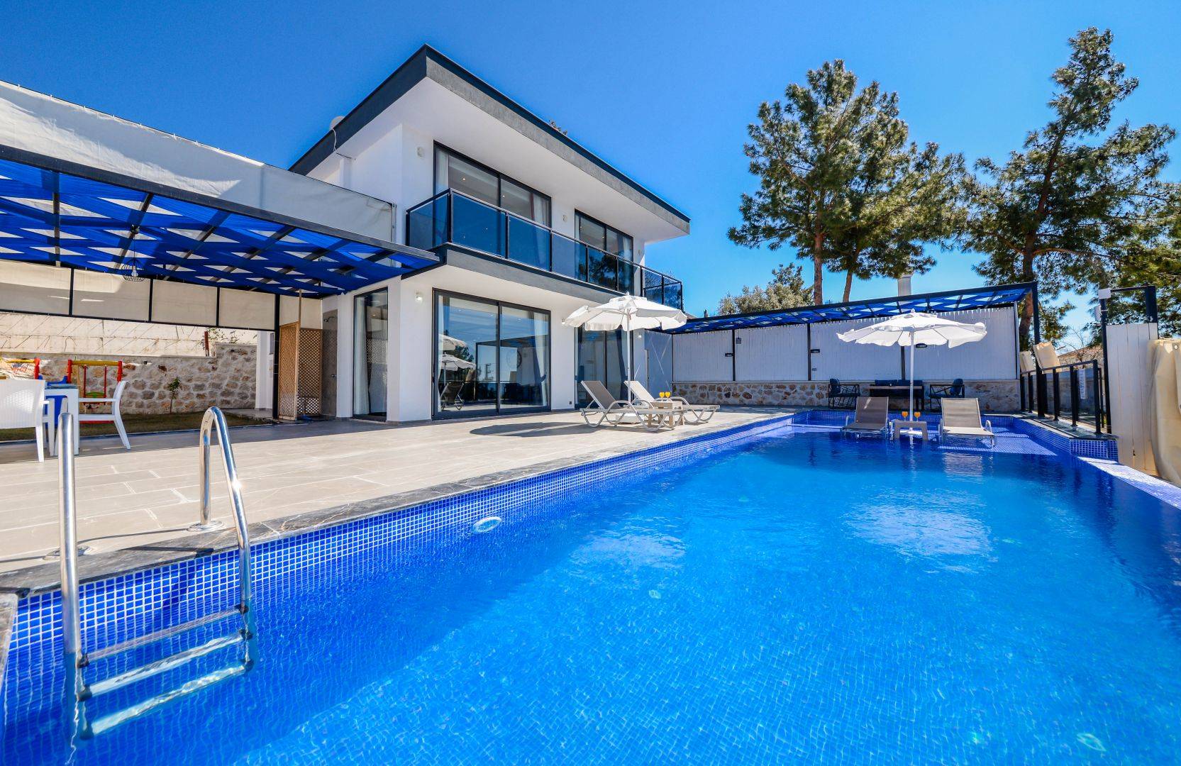 Kaş Üzümlü'de Sakin Konumda, Özel Havuzlu, Modern Villa