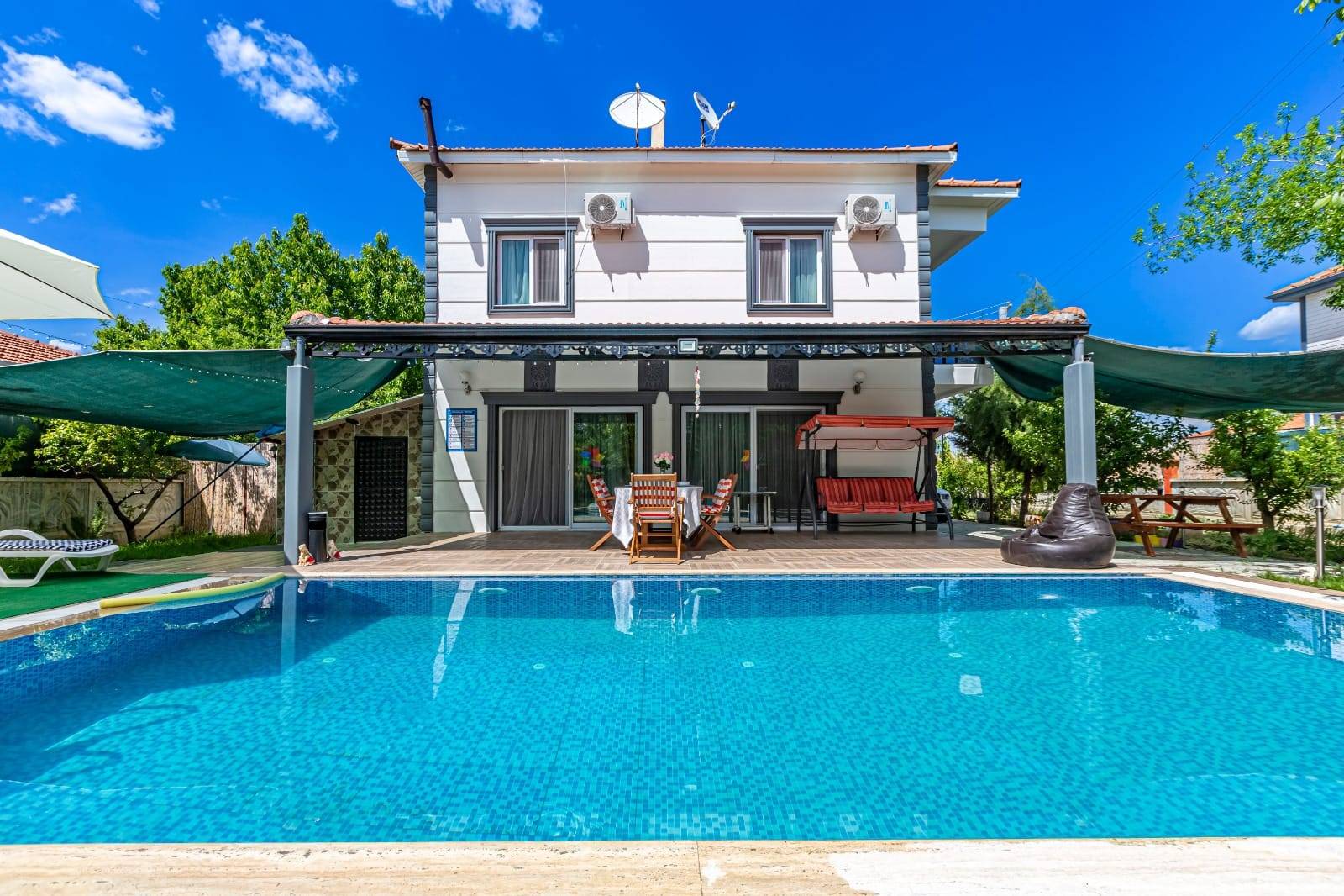 Antalya Korkuteli'nde Geniş Bahçeli, Özel Havuzlu, Konforlu Villa