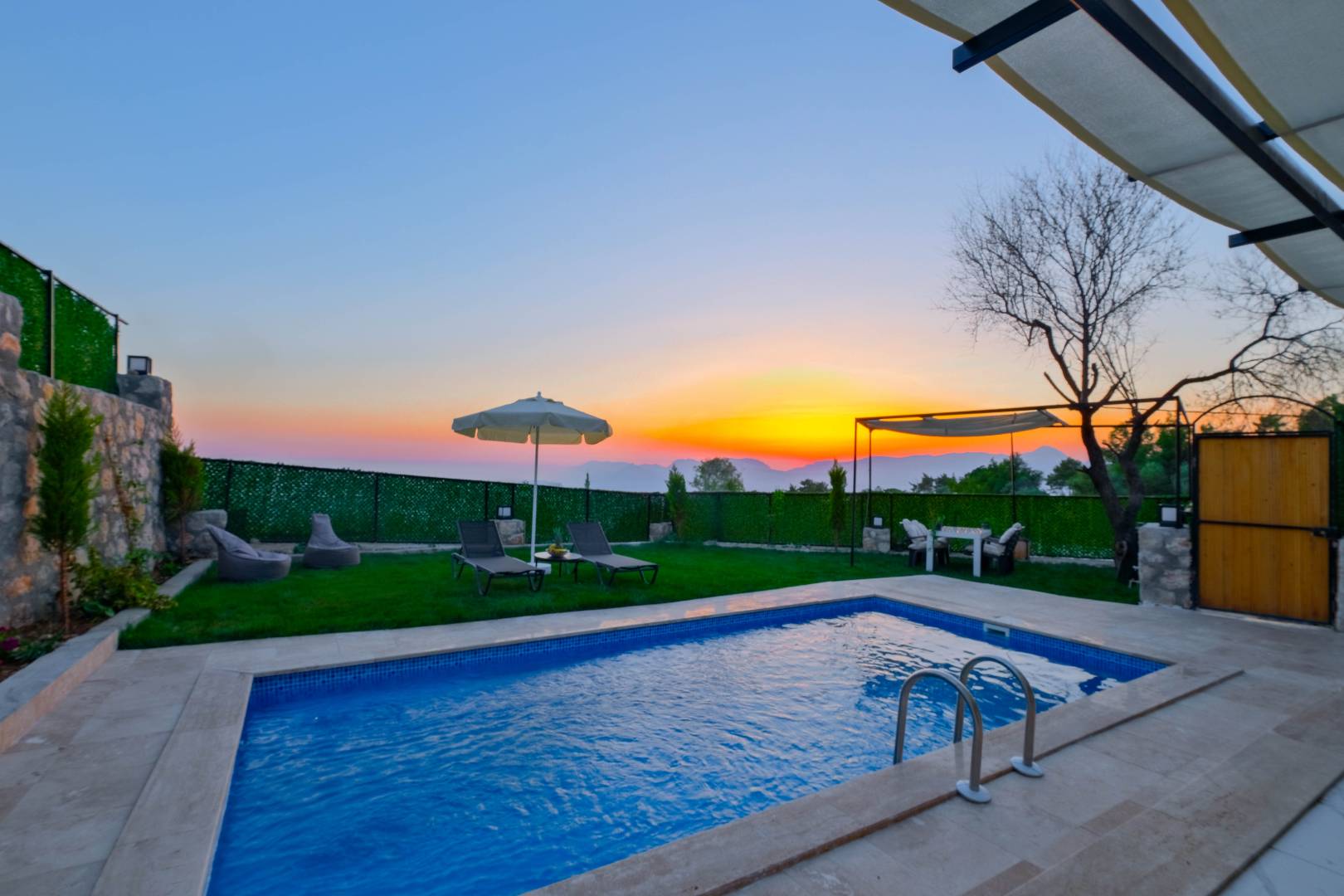 Kalkan Üzümlü'de Balayı Çiftlerine Uygun, Özel Havuzlu, Modern Tasarımlı Villa 