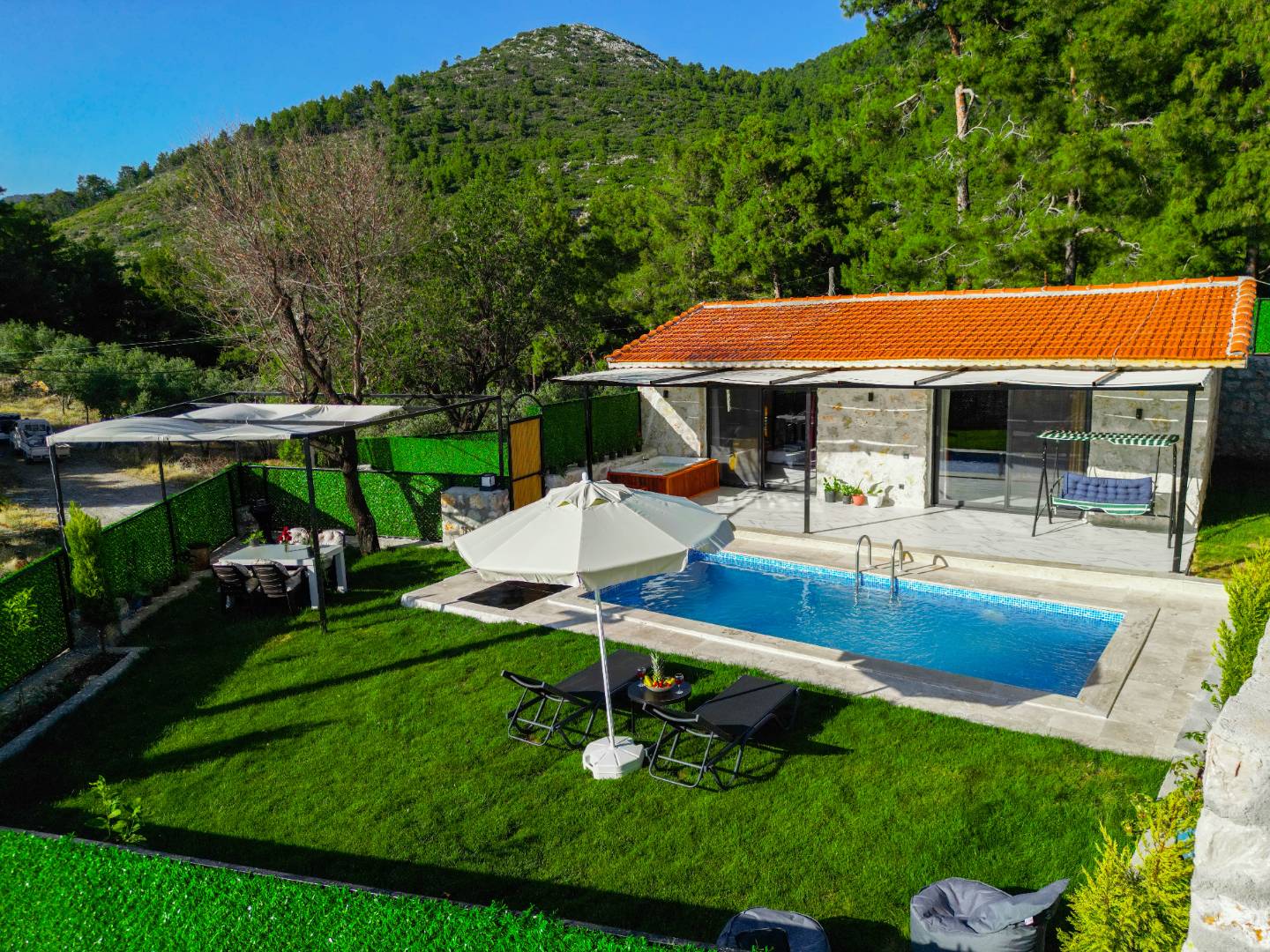 Kalkan Üzümlü'de Balayı Çiftlerine Uygun, Özel Havuzlu, Modern Tasarımlı Villa 
