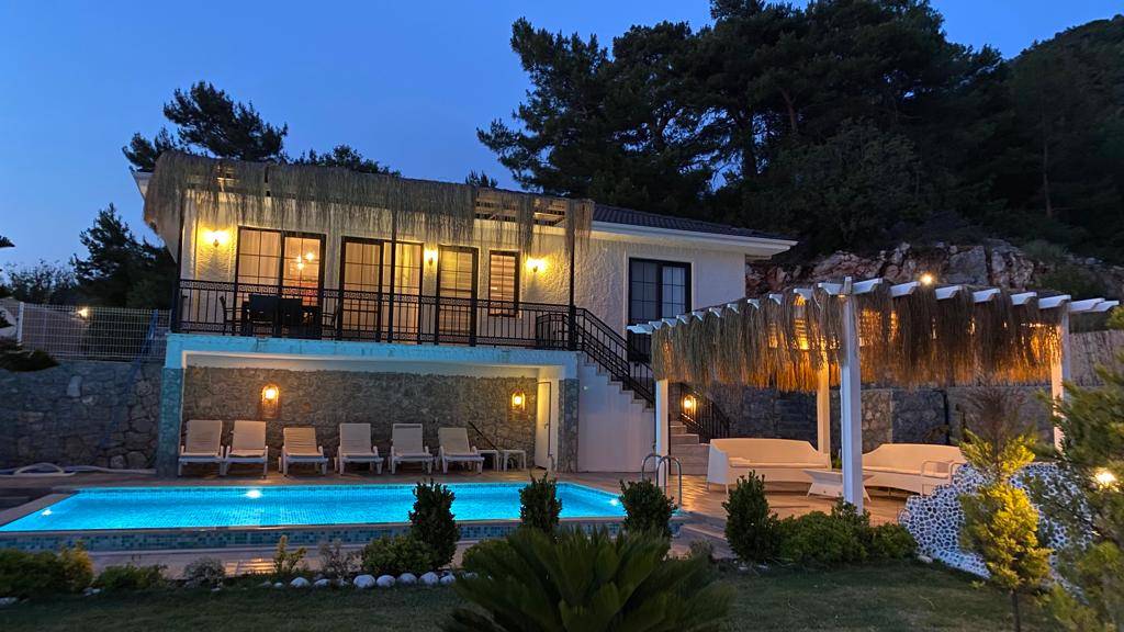 Fethiye Faralya'da Deniz Manzaralı, Modern Mimariye Sahip, Özel Havuzlu Lüks Kiralık Villa