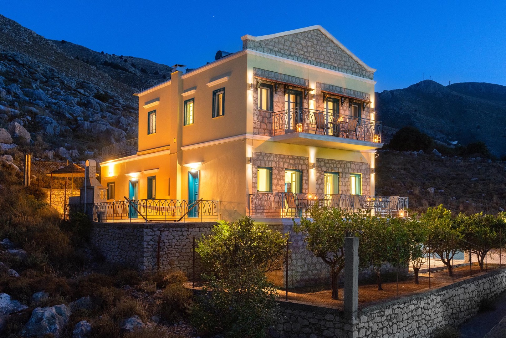 Rodos Simi'de Muhteşem Deniz Manzaralı, Kalabalık Ailelere Uygun, Konforlu Villa