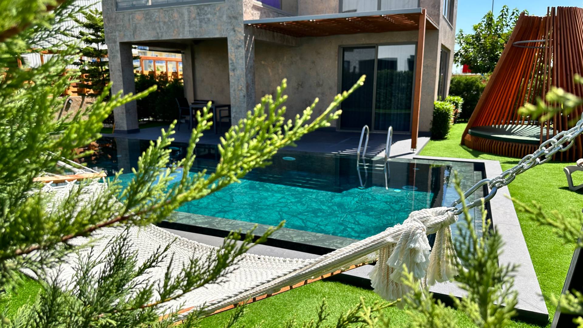 Belek Kadriye'de Yeşillikler İçerisinde, Modern Tasarıma Sahip, Özel Havuzlu, Şık Villa