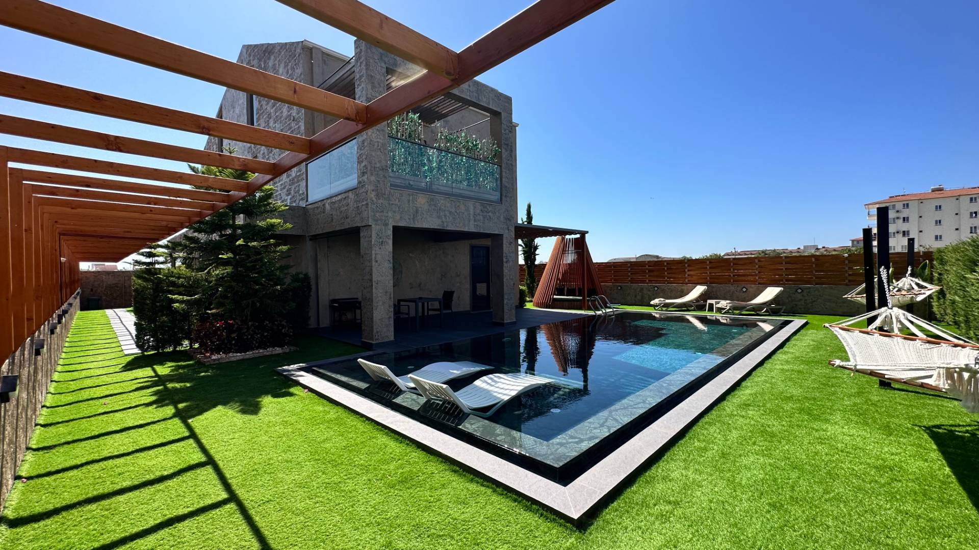 Antalya Serik'te Yeşillikler İçerisinde, Özel Havuzlu, Modern Villa-27742