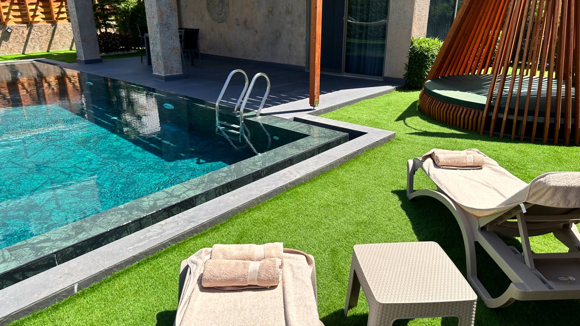 Antalya Serik'te Yeşillikler İçerisinde, Özel Havuzlu, Modern Villa-27742