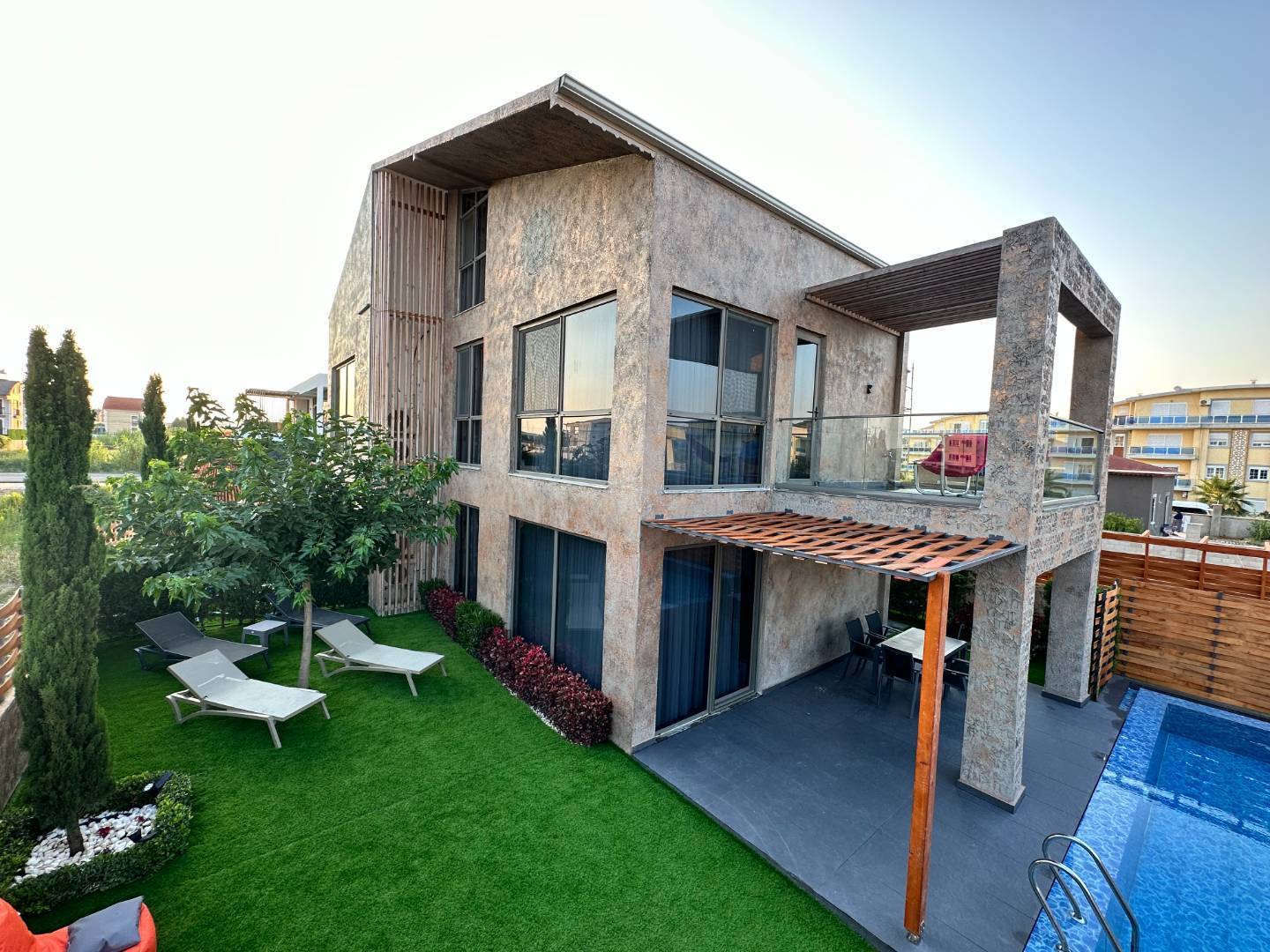 Antalya Serik'te Çocuk Oyun Alanlı, Özel Havuzlu, Saunalı Şık Villa-27743