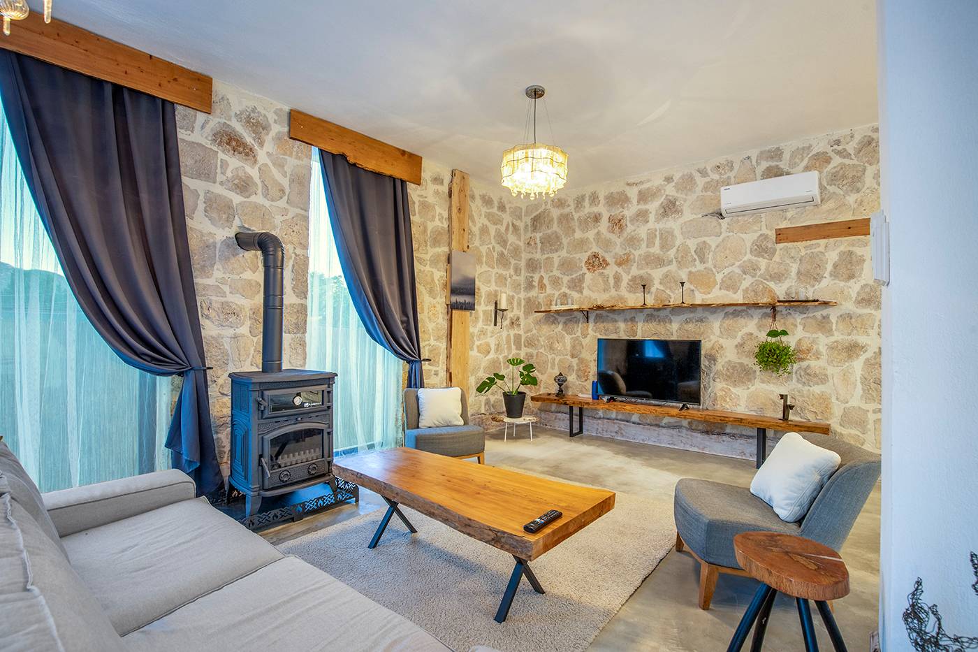 Kaş Bezirgan'da Sakin Konumda, Muhafazakar Özel Havuzlu, Kiralık Taş Villa