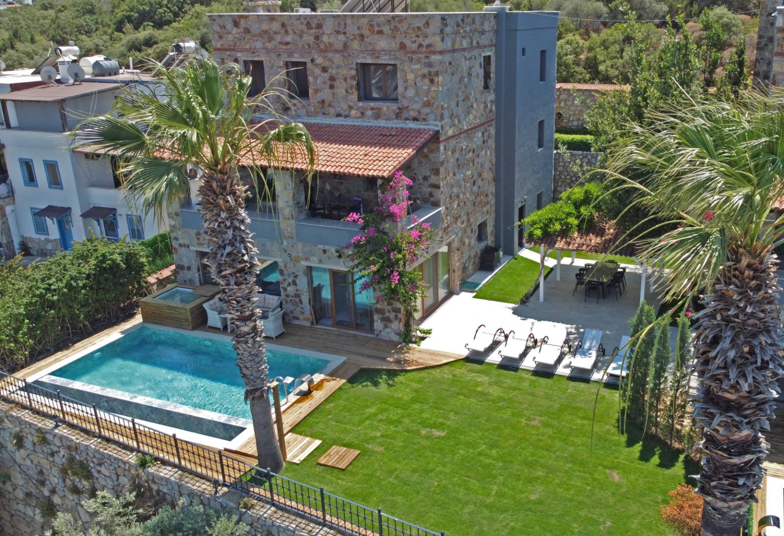 Bodrum Torba'da Muhteşem Deniz Manzaralı, Özel Havuzlu, Şık Villa